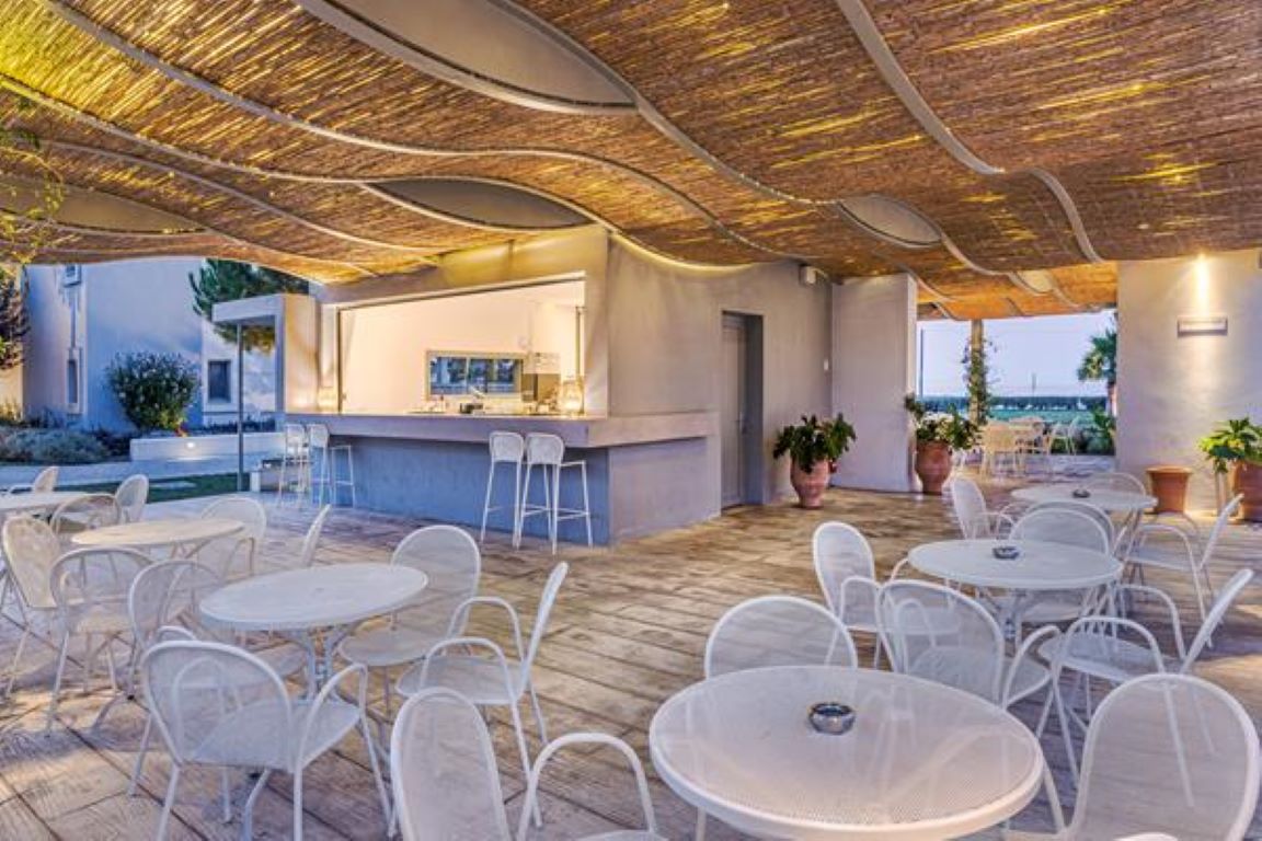 Blue Lagoon Queen-Bar na plazi.jpg