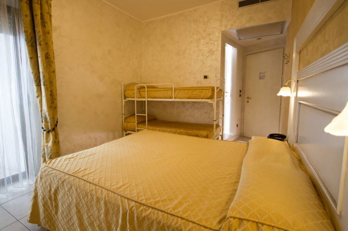 Diplomat Palace Hotel-Cetvorokrevetna soba.jpg