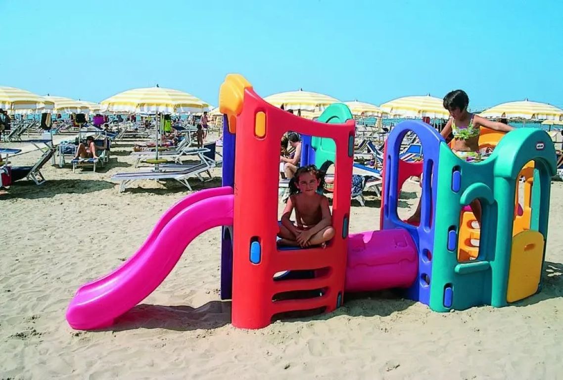Croce del Sud-Decije igraliste na plazi.jpg
