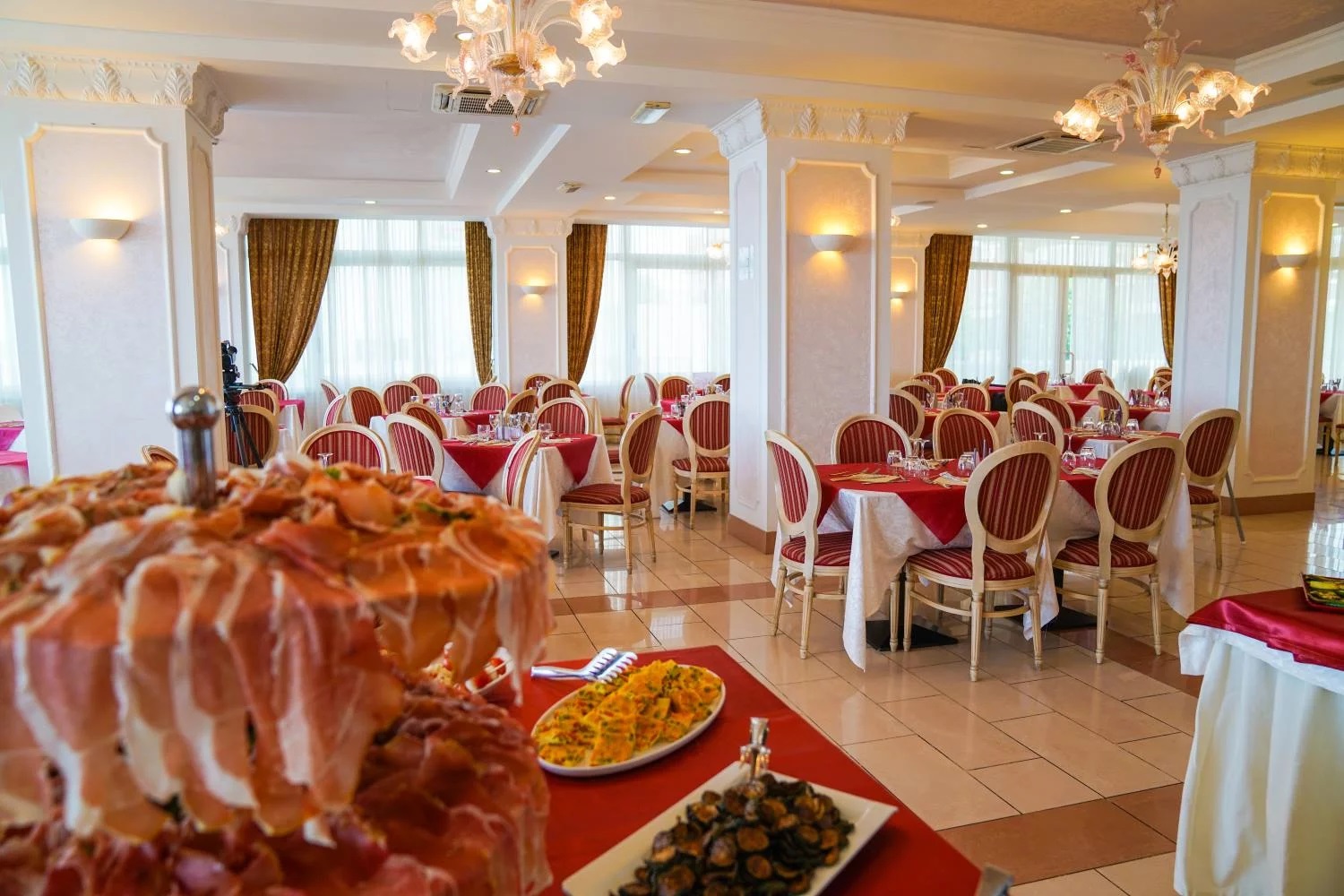Imperial Beach Hotel-Restoran.jpg