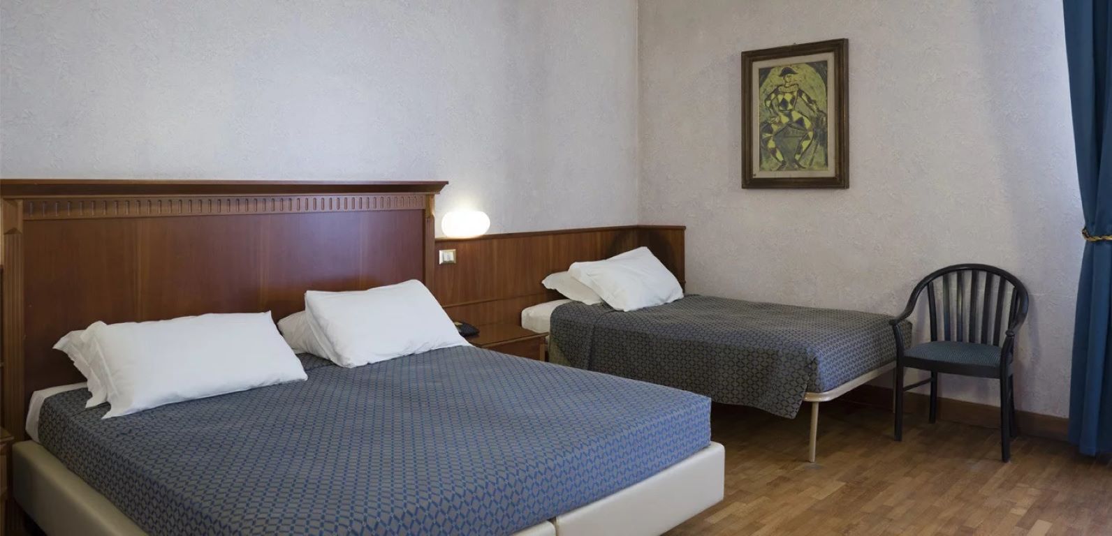 Hotel Bellevue-Trokrevetna soba.jpg