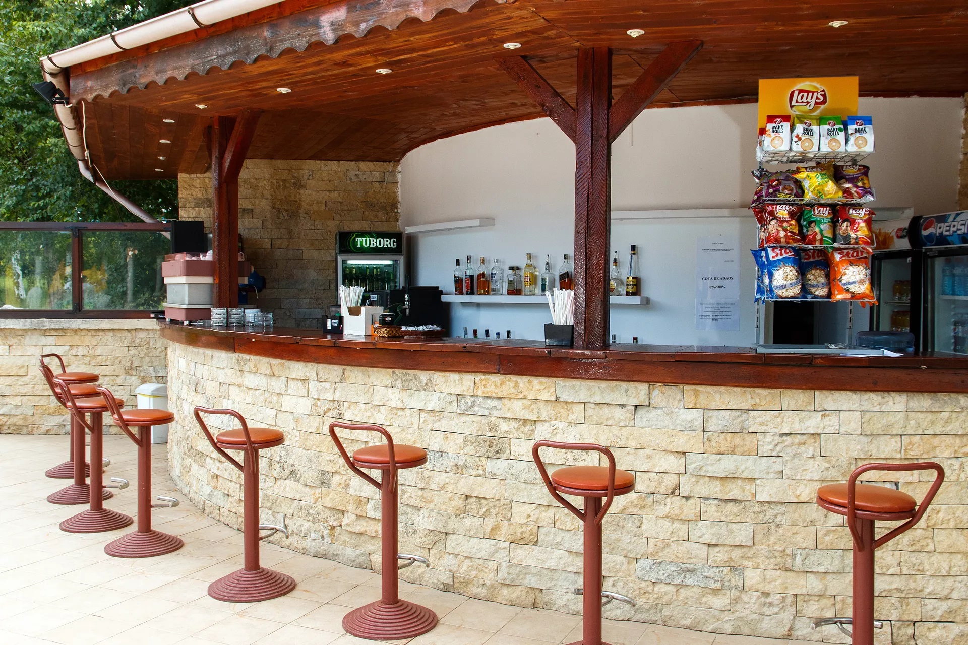 2D Resort & Spa Hotel-Bar pored bazena.jpg