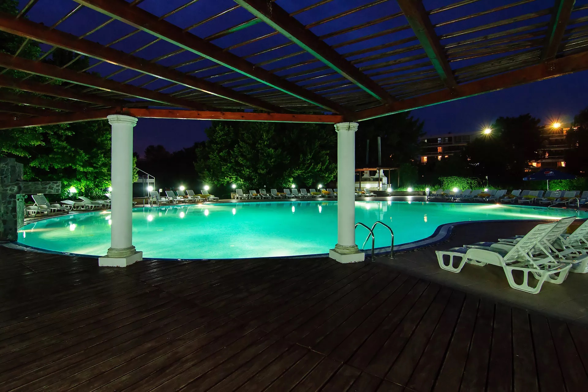 2D Resort & Spa Hotel-Bazen nocu.jpg
