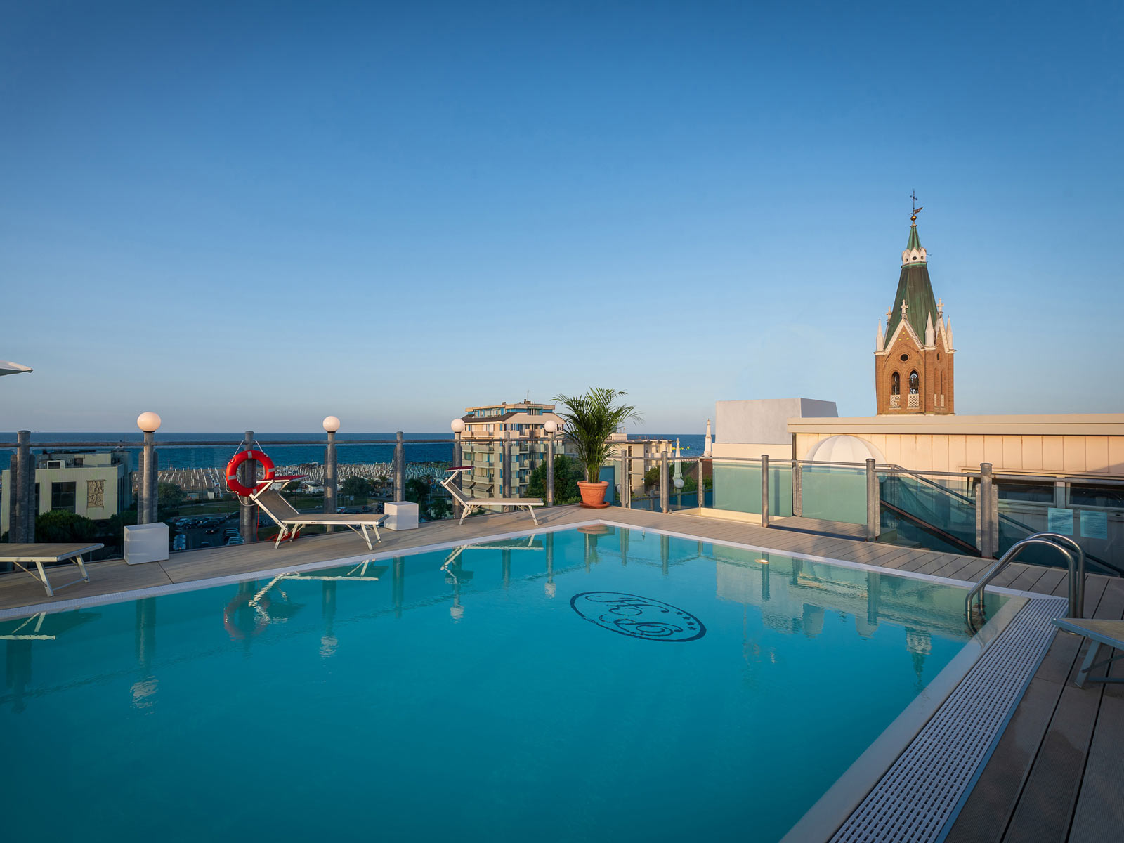 Hotel President-Bazen na krovu hotela.jpg