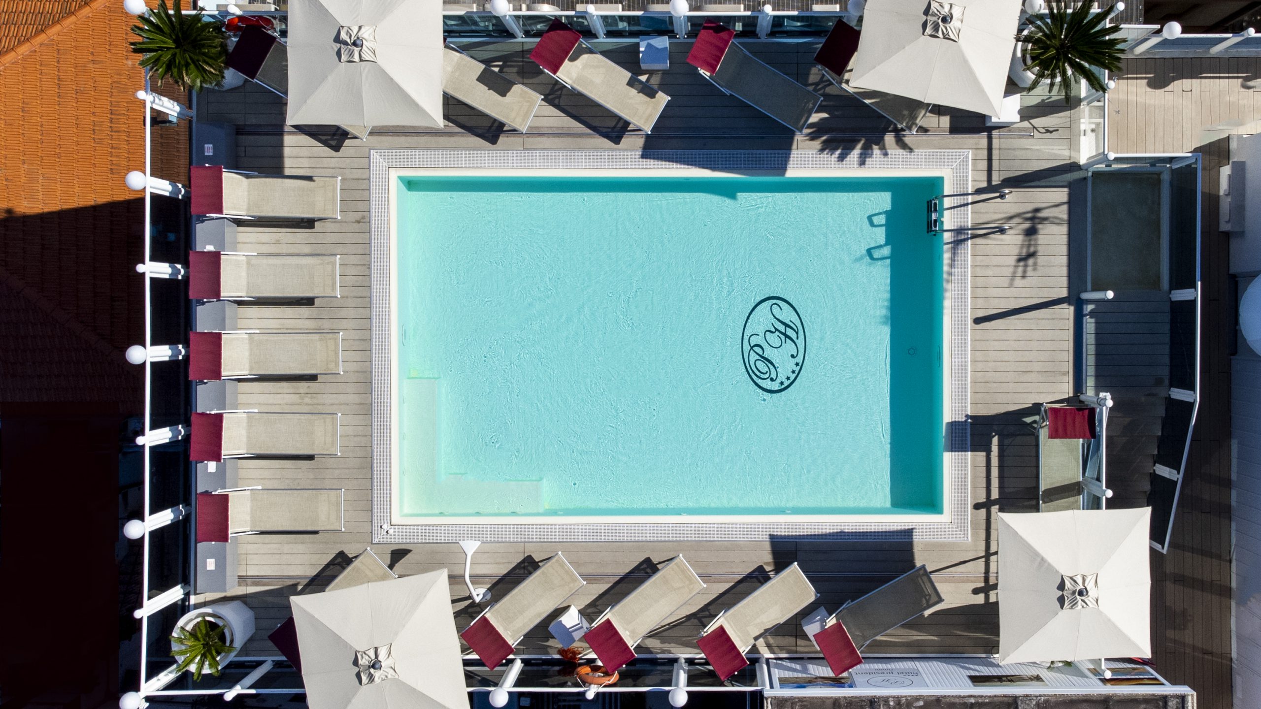 President Hotel-Bazen na krovu hotela.jpg