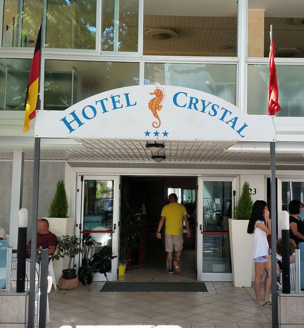 Hotel Crystal-Ulaz u hotel.jpg
