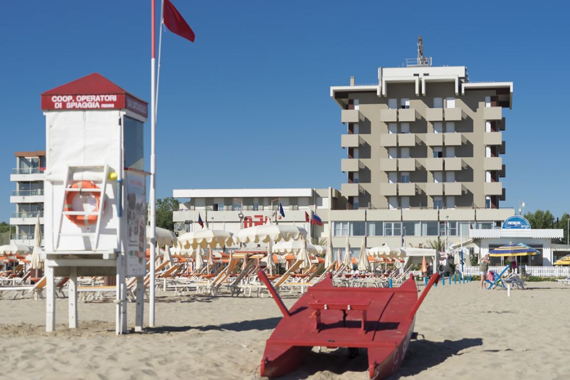 Hotel Ascot & Spa-Plaza.jpg