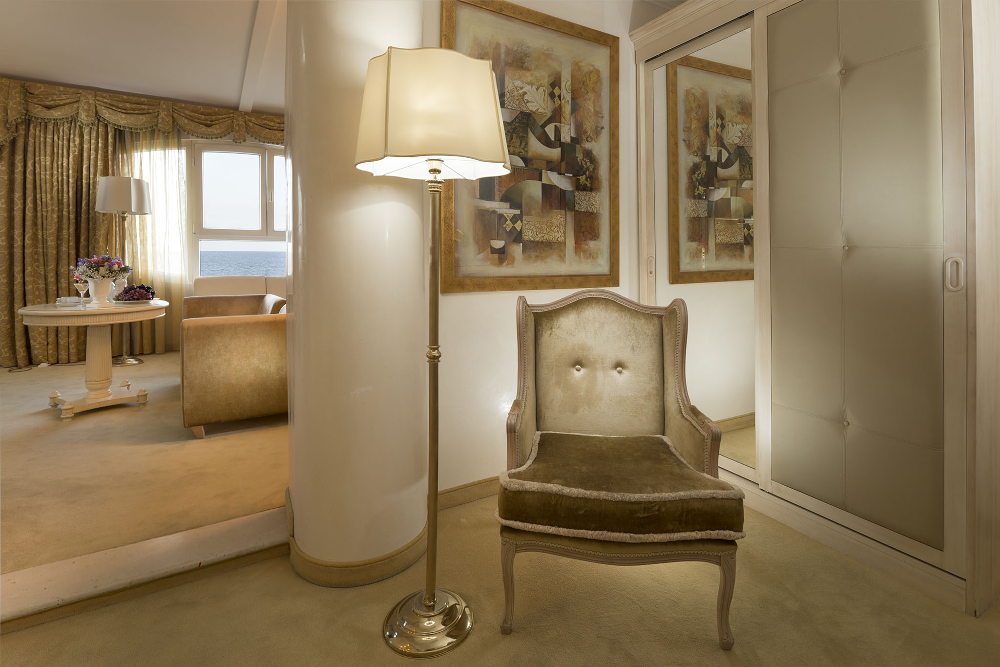 De Londres Hotel-Deluxe Crystal suite.jpg