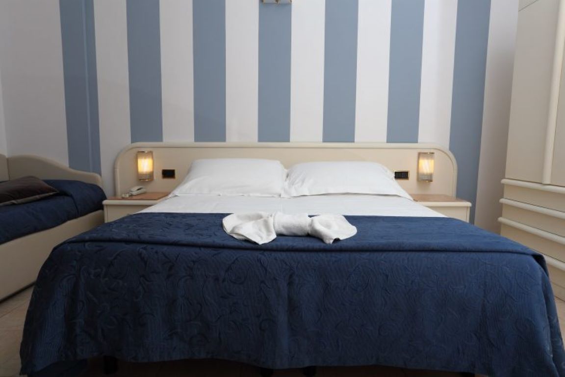 Hotel Du Soleil-Klasicna torkrevetna soba.jpg