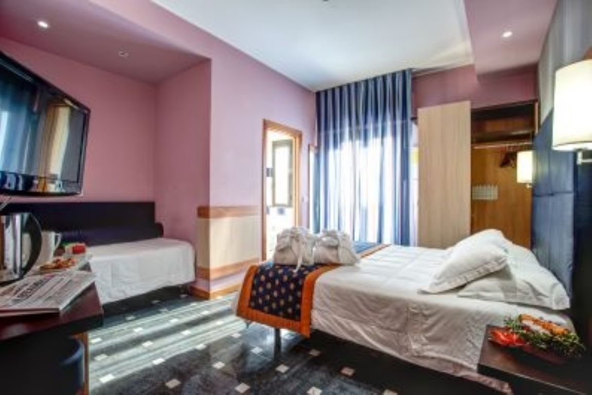 Genty Hotel-Trokrevetna soba.jpg