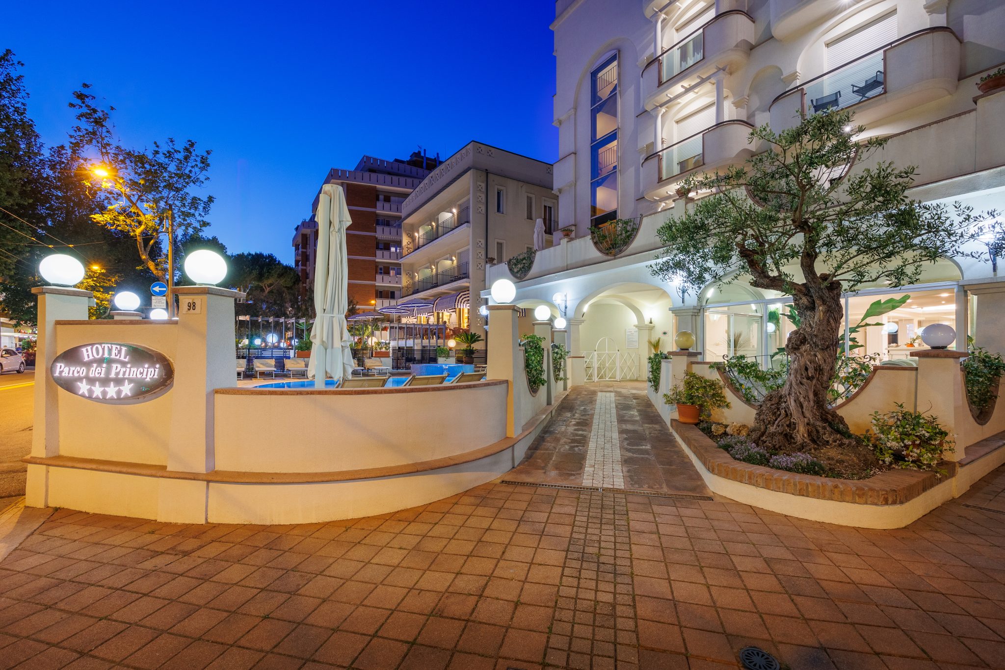 Parco dei Principi Hotel-Prilaz hotelu.jpg