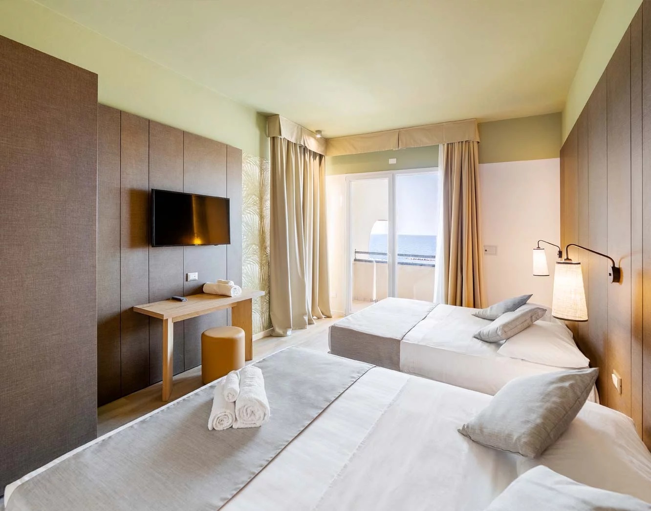 Hotel Life-Queen soba sa bastom na krovu.jpg