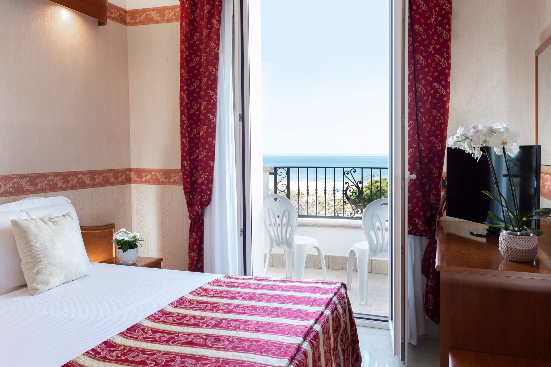 Gallini-Palace-Classic-soba-pogled-more.jpg