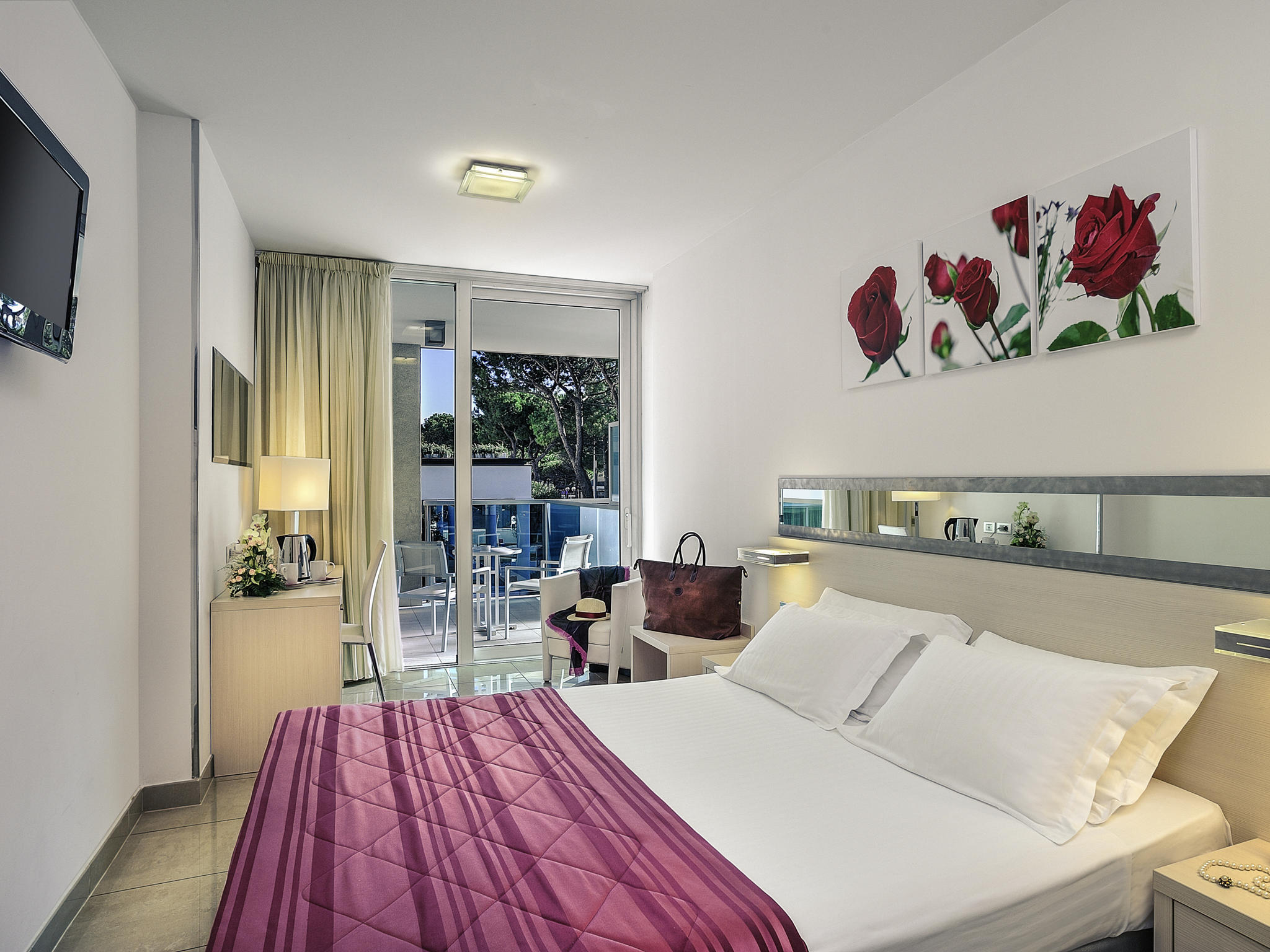 Hotel Mercure Rimini Artis-Klasicna soba delimican pogled more.jpg