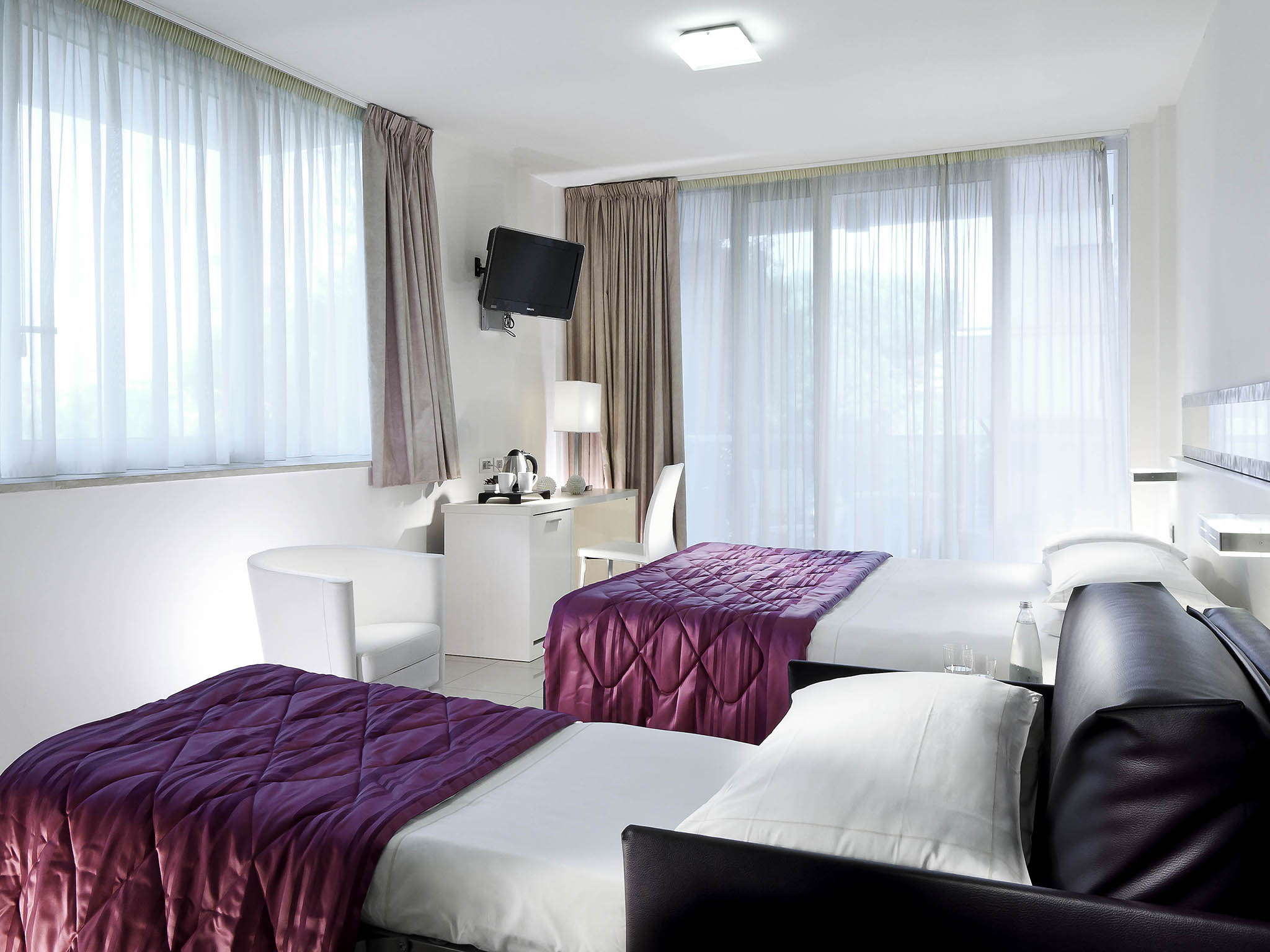 Mercure Rimini Artis Hotel-Superiro trokrevetna soba.jpg
