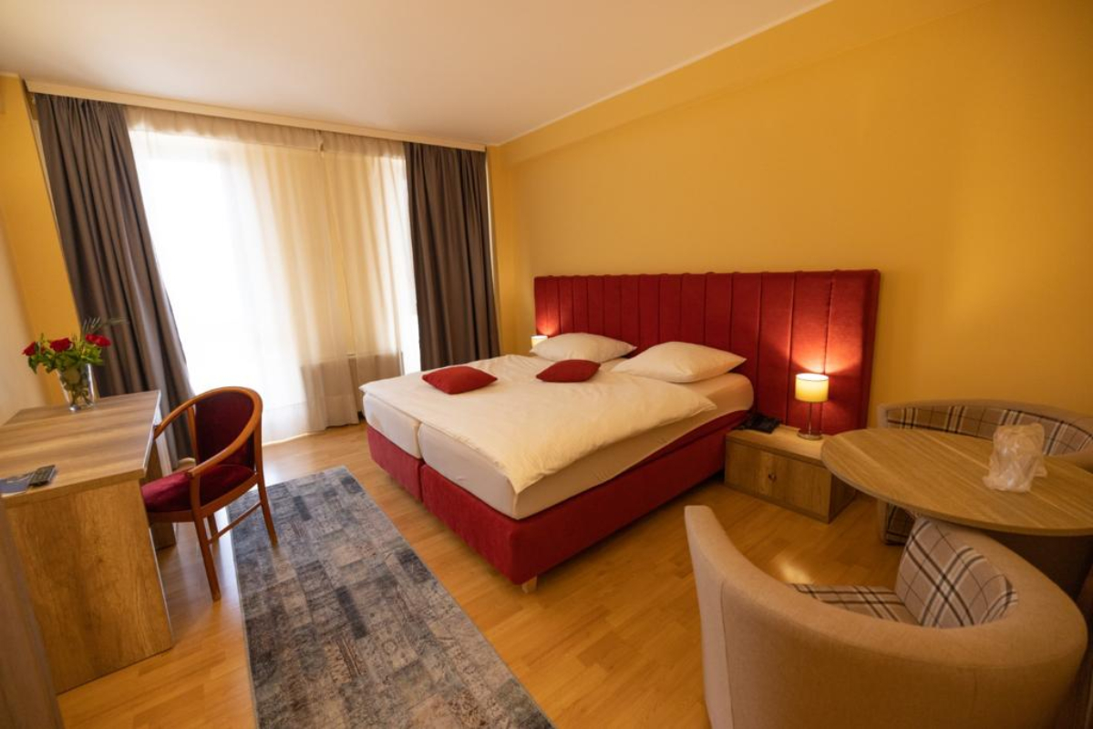 Hotel Perla dvokrevetna soba.jpg