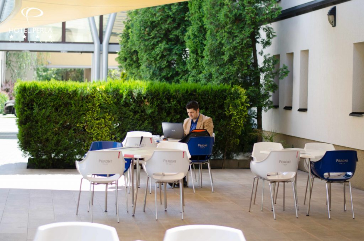 Hotel Perla otvorena terasa.jpg