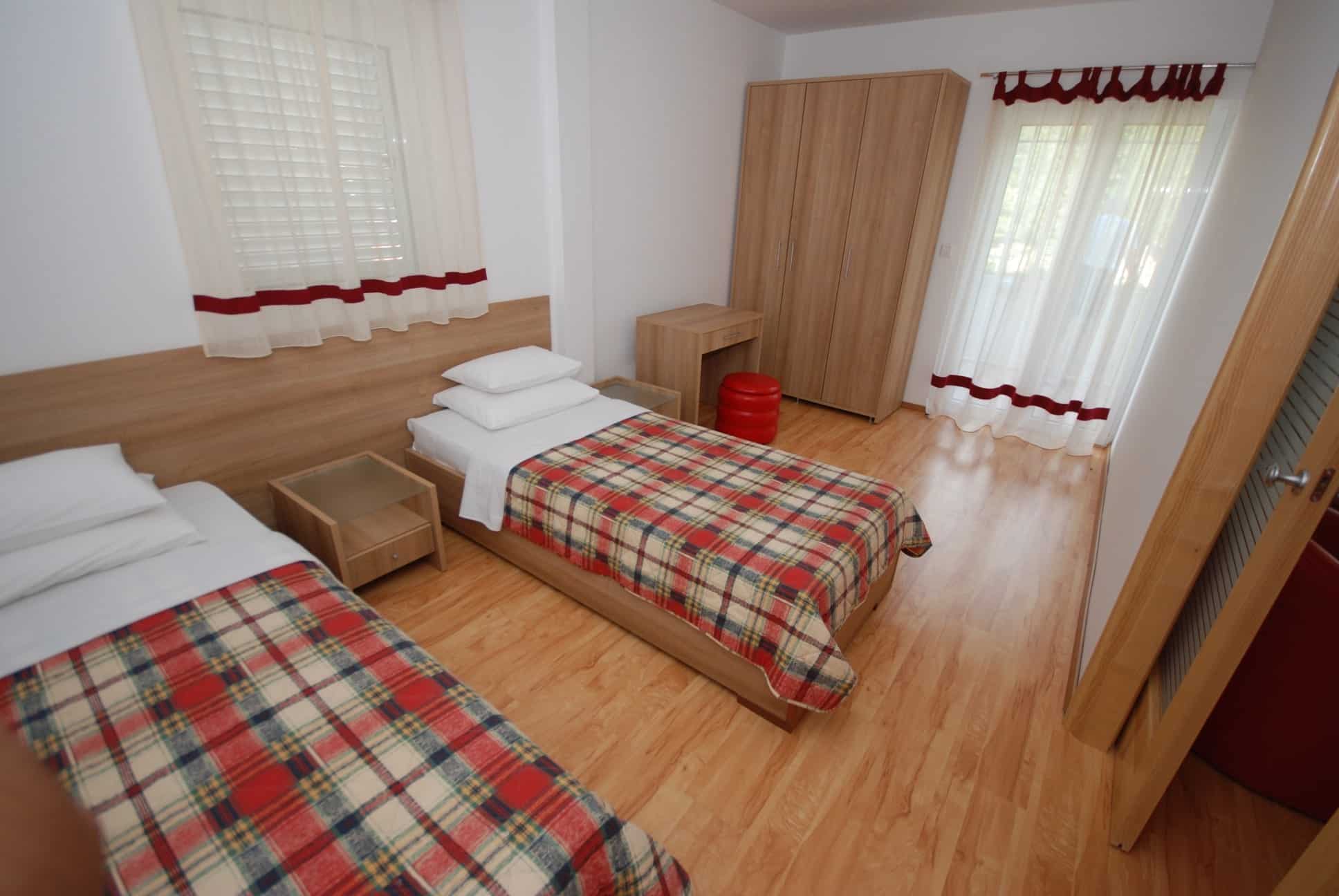 Springs apartmani Crveni apartman spavaća soba.jpg