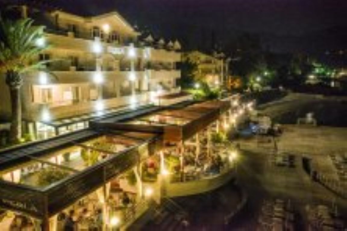Perla Annexes Hotel-Nocni izgled.jpg