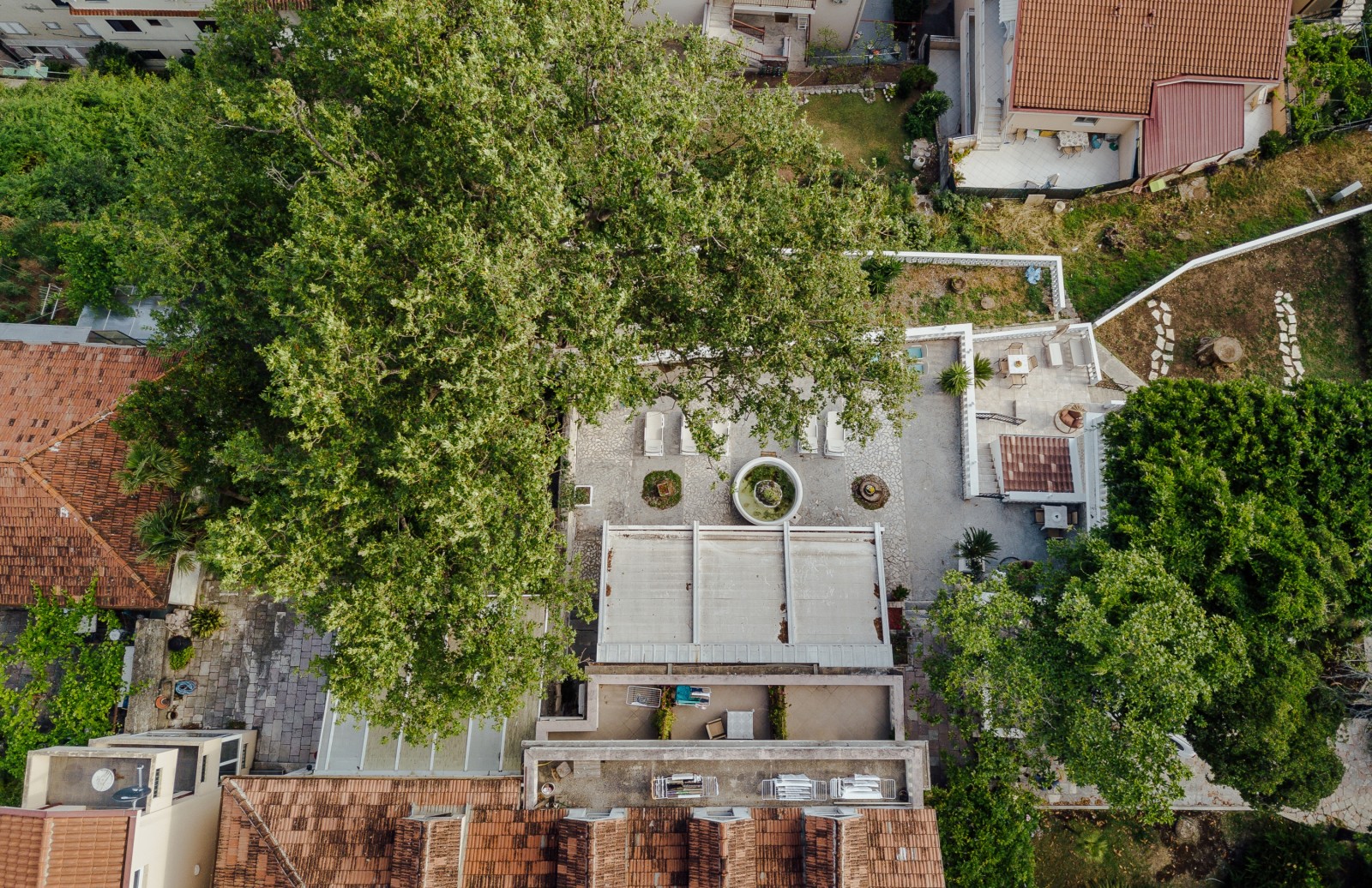 Apartmani Belvedere dvorište.jpg