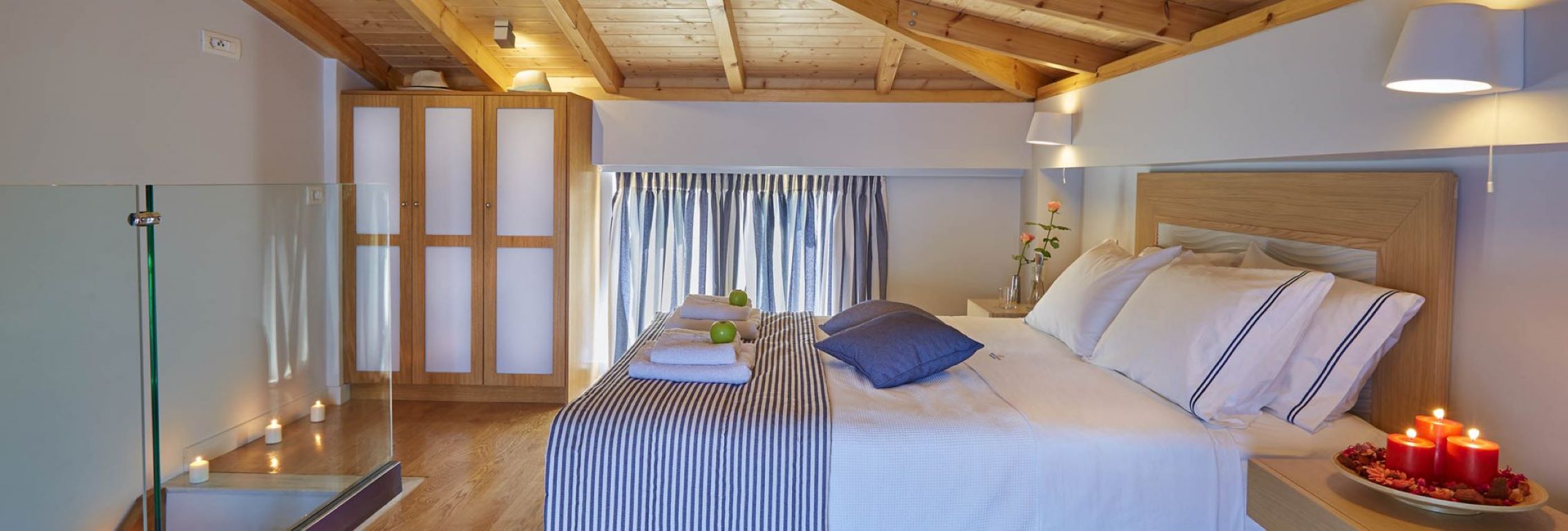 Skiathos-Mystery-Luxury-Residence-bračni krevet.jpg