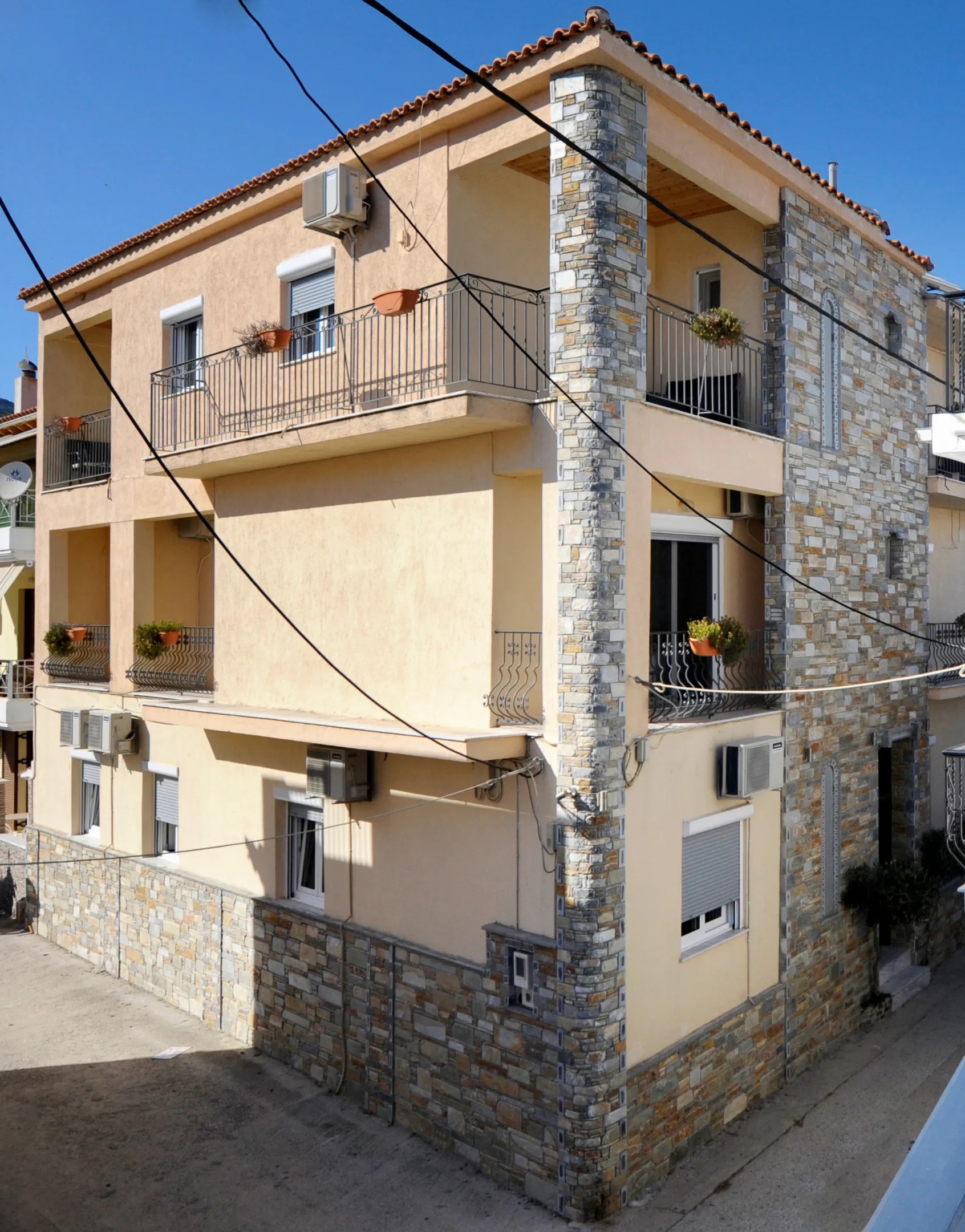 Skianthion Rooms-Zgrada hotela.jpg