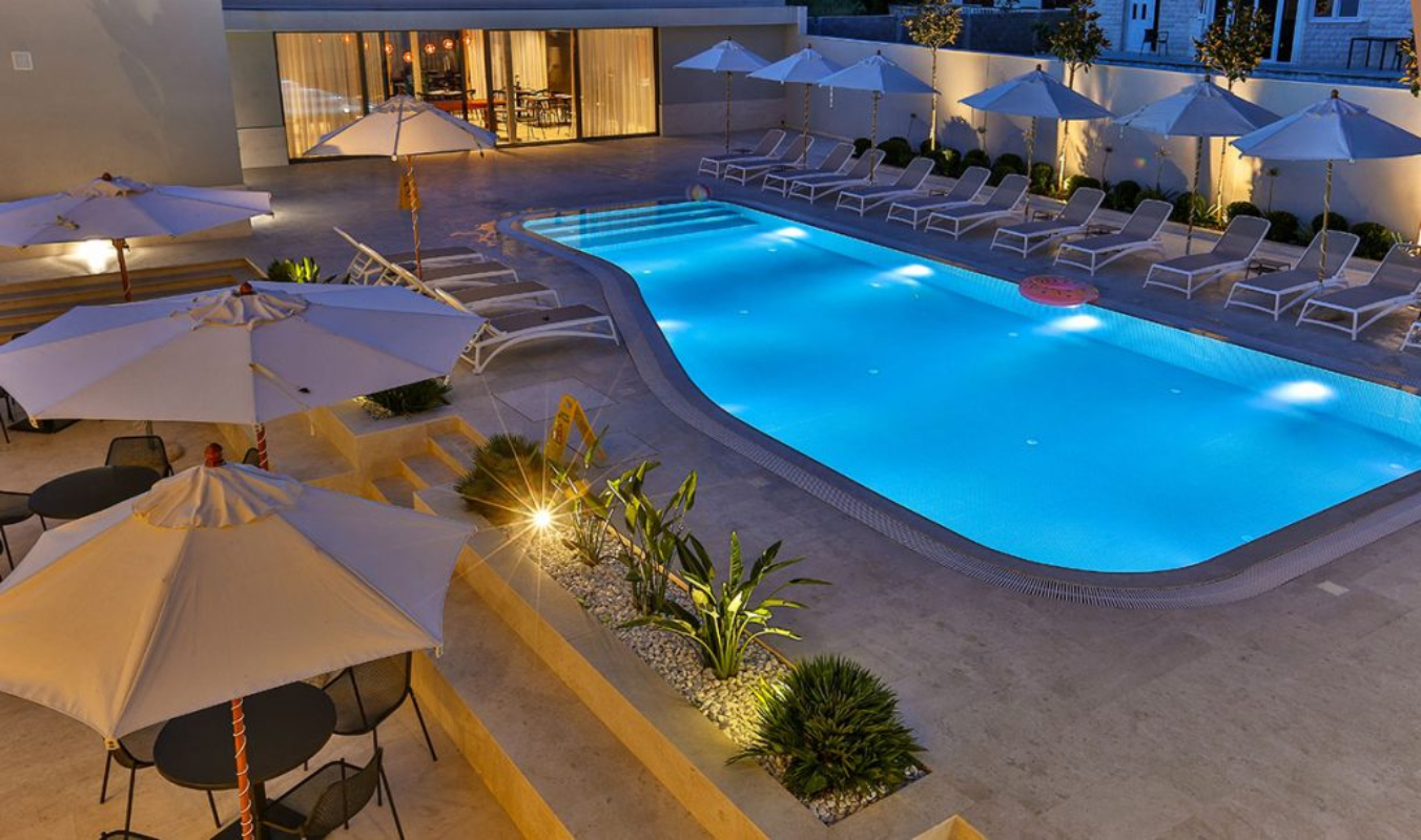Avanti Hotel & Spa bazen.jpg