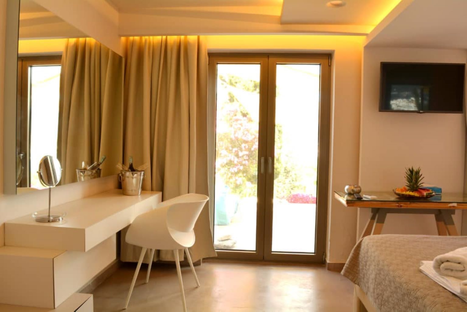 Core-Luxury-Suites-staklena vrata-tv-sto-.jpg