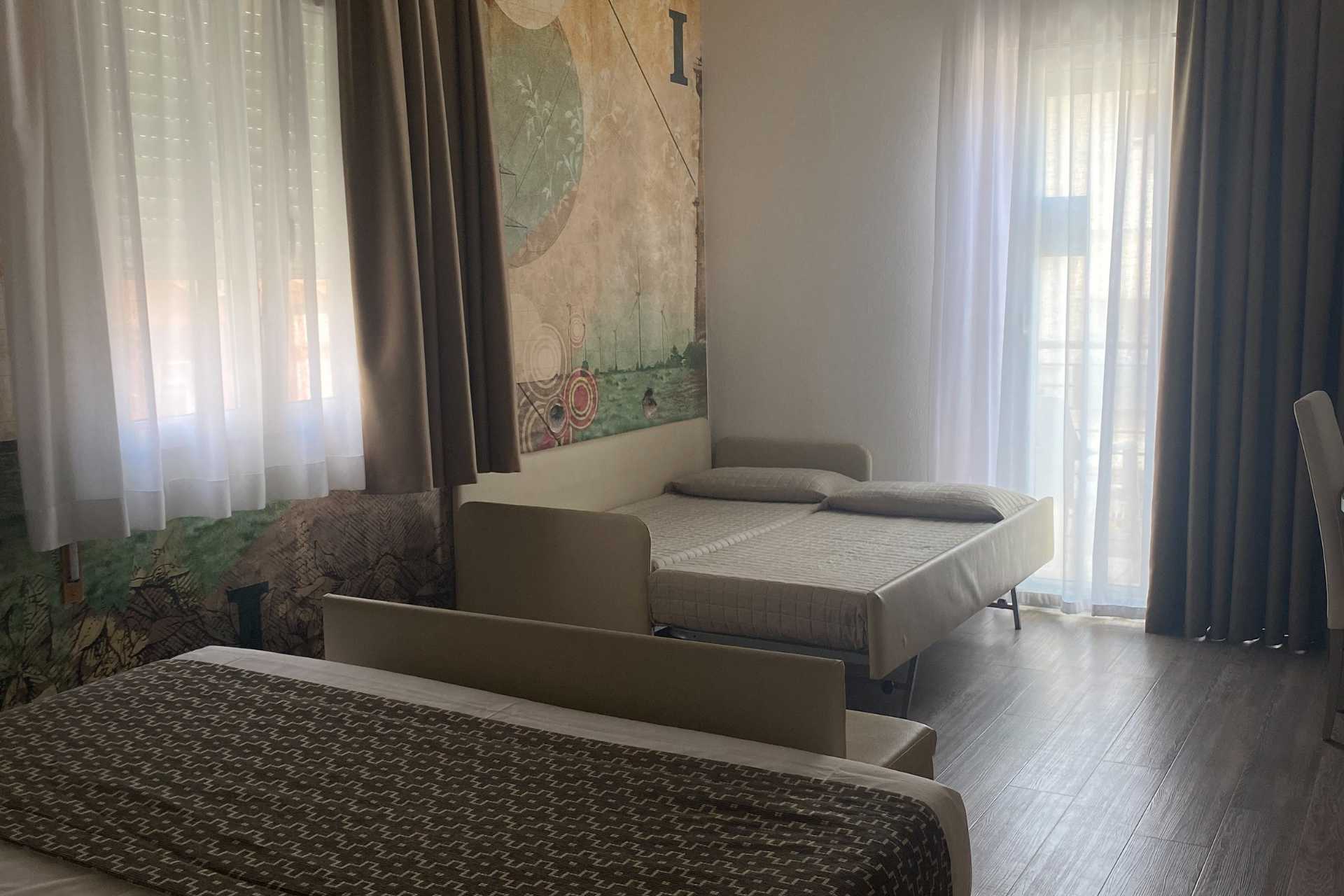 Columbia & Ninfea Hotel-Porodicna soba delimican pogled more.jpg