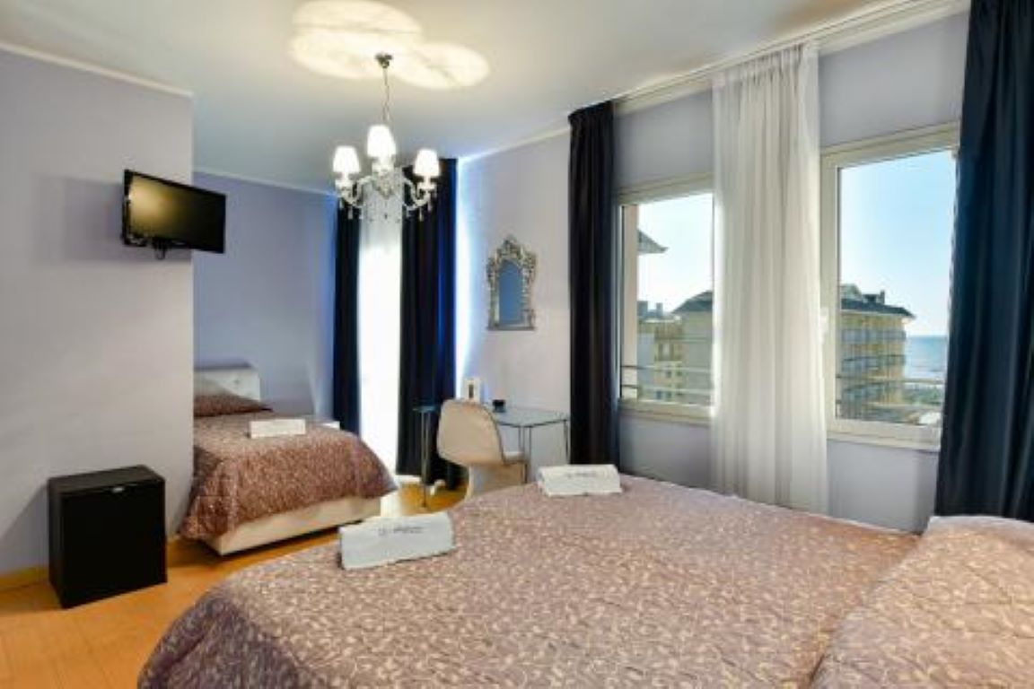 Hotel Blumarin-Superior trokrevetna soba.jpg