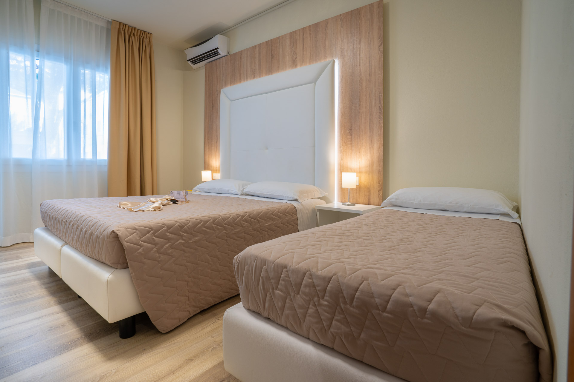 Suez Hotel-Trokrevetna soba.jpg