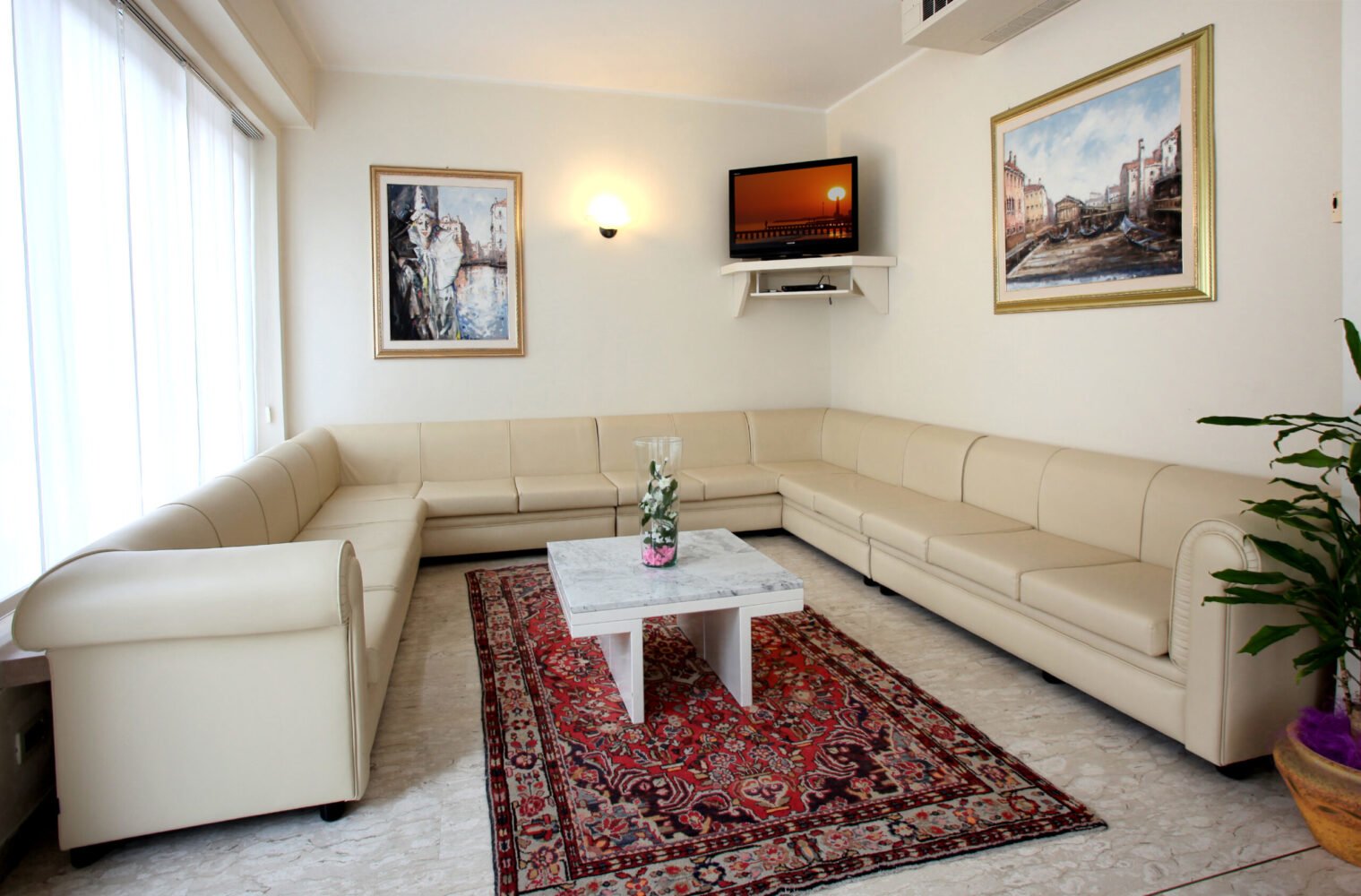 Hotel Torino-Lobby.jpg