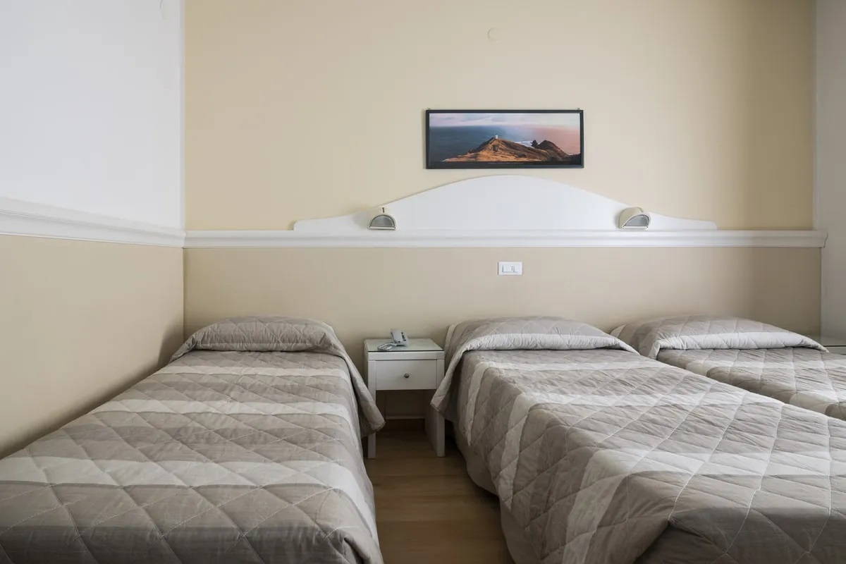 Hotel Miami-Trokrevetna soba.jpg