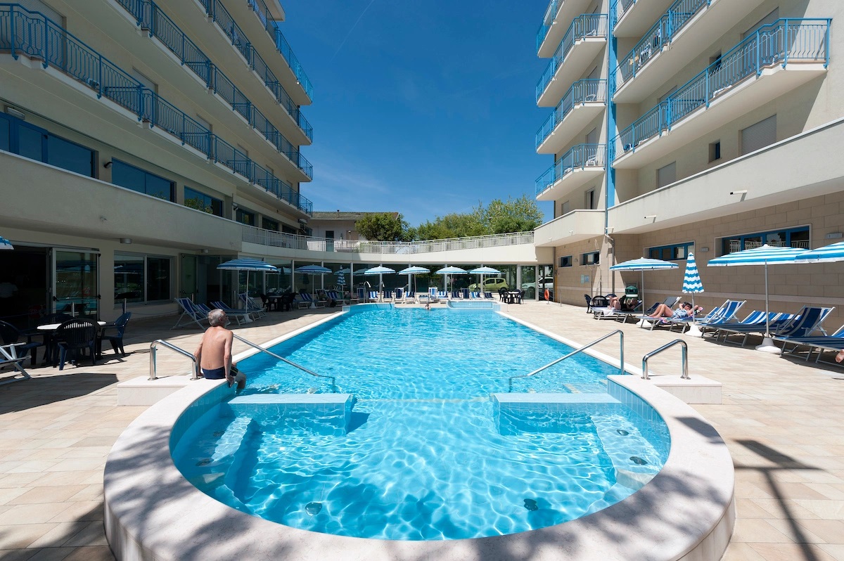 Miami Hotel-Bazen.jpg