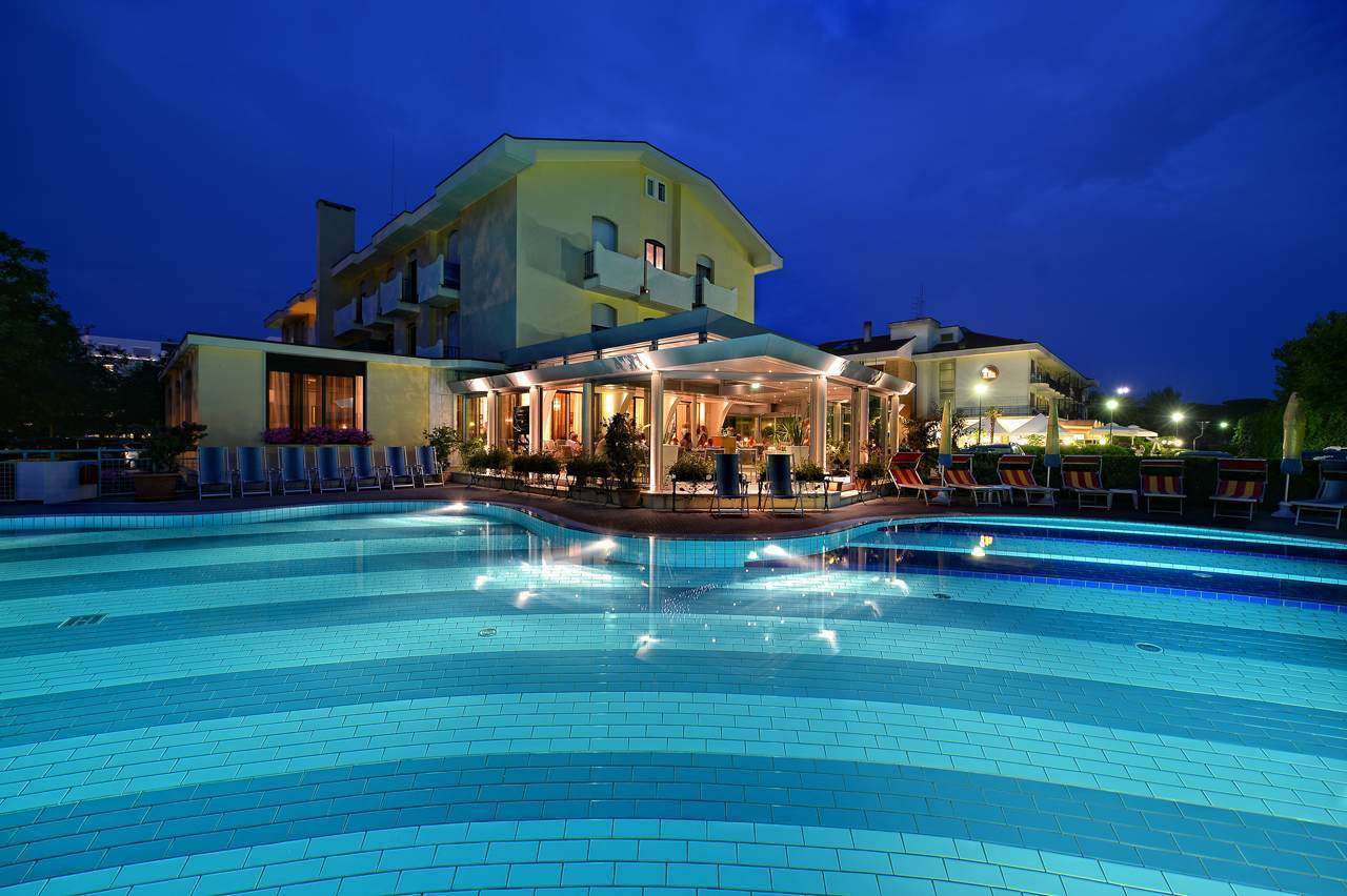Junior Family Hotel-Nocni izgled.jpg