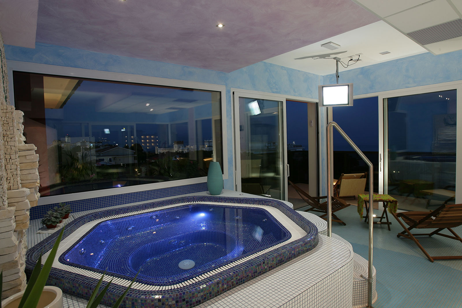 Hotel Smeraldo-Hidromasazna kada.jpg