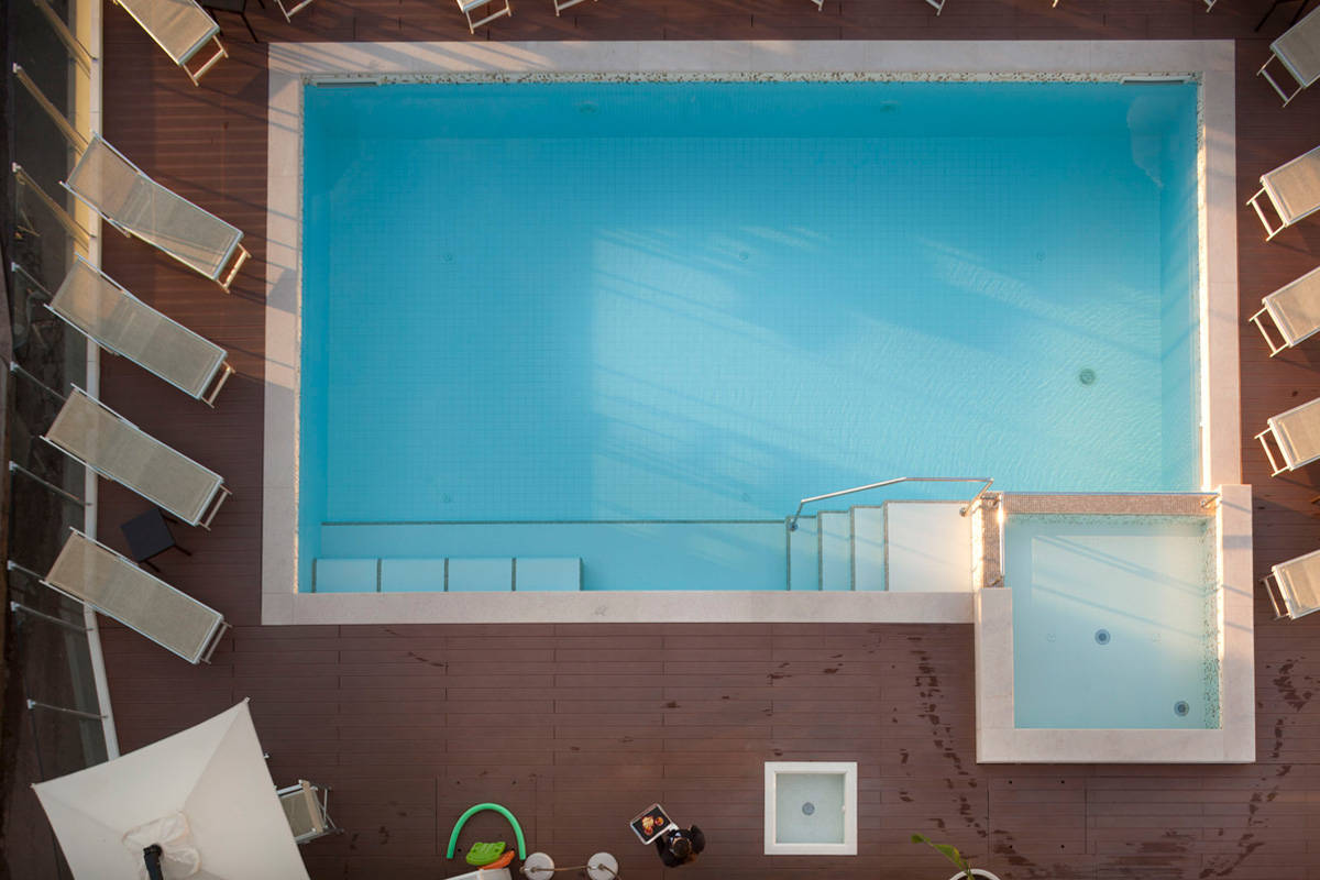 Tropical Hotel-Bazen.jpg