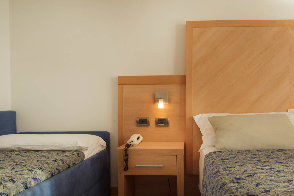 Tropical Hotel-Trokrevetna soba.jpg