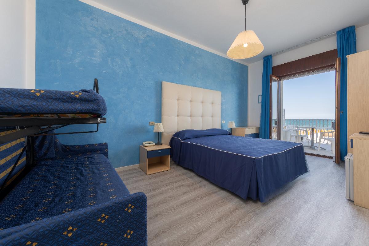 Gritti Hotel-Cetvorokrevetna soba pogled more.jpg