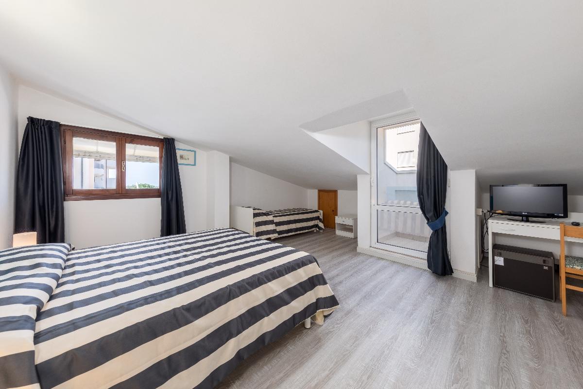 Gritti Hotel-Economy trokrevetna soba potkrovlje.jpg