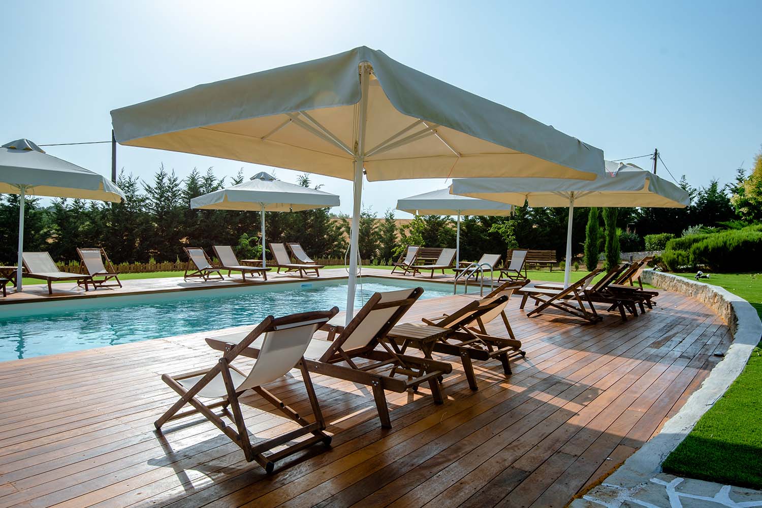Calas Sani Villas-Oblast oko bazena.jpg