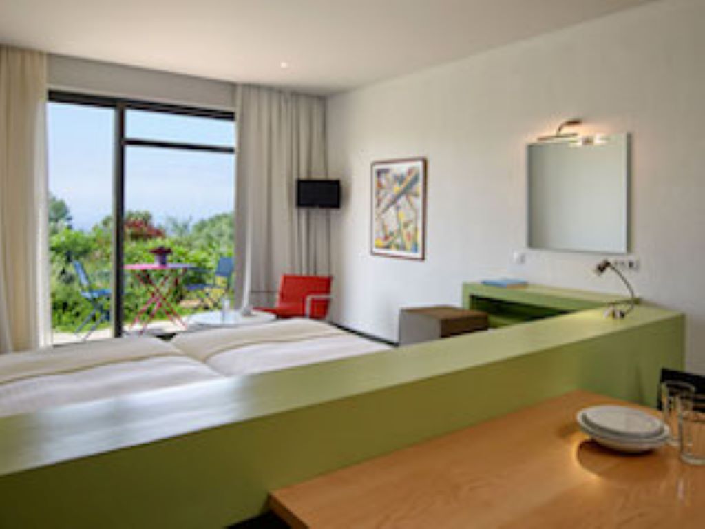 leivatho hotel-soba sa pogledom na baštu.jpg