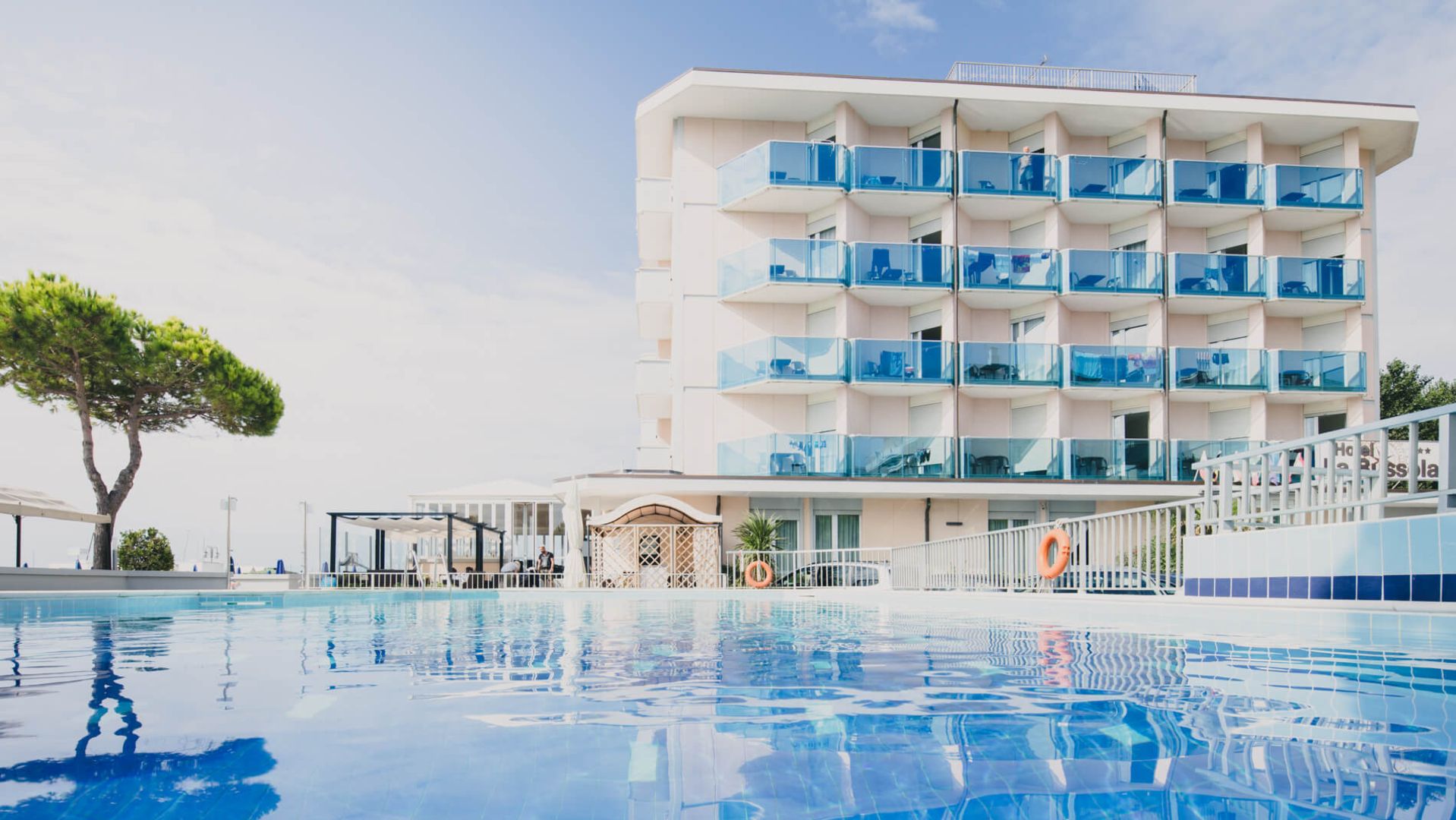 Hotel La Bussola-Hotel spolja.jpg