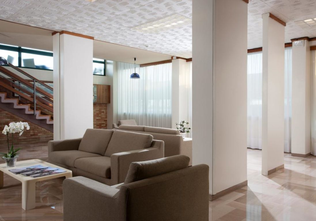 Las Vegas Hotel-Lobby.jpg