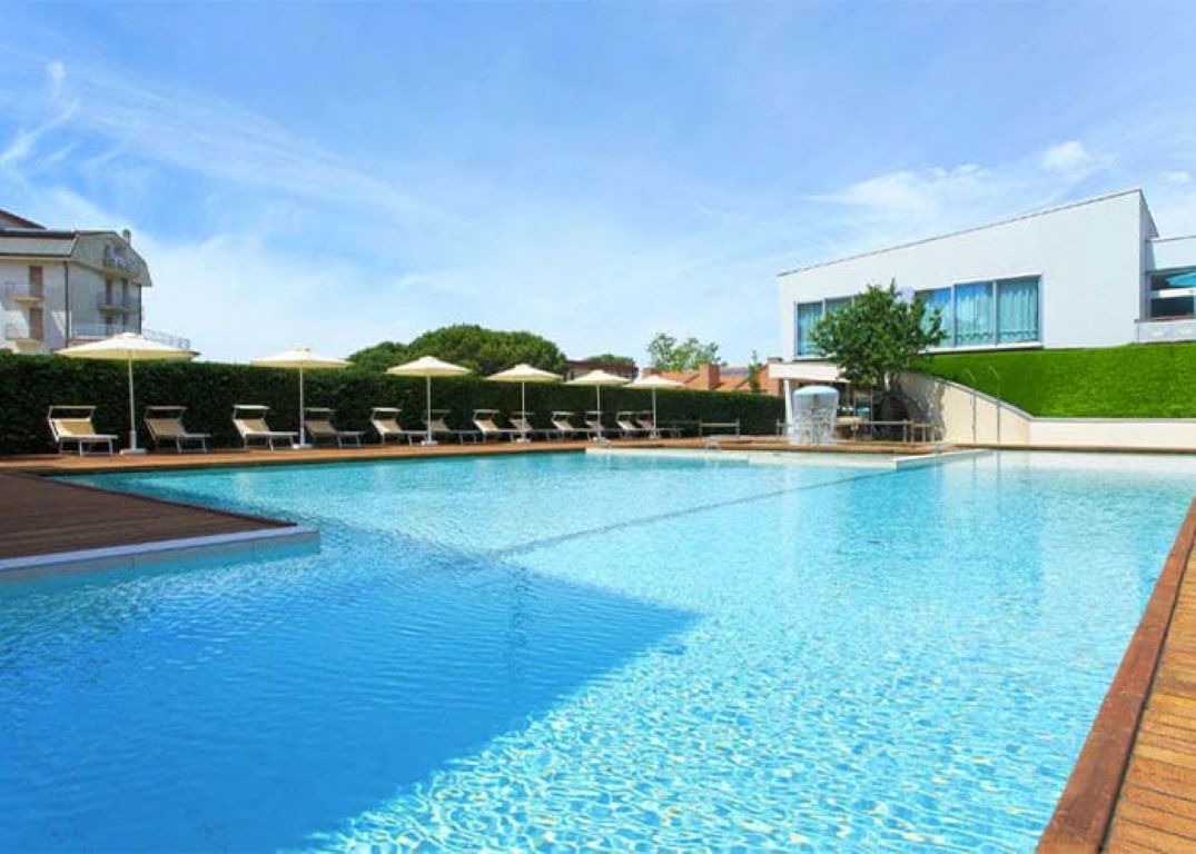 Hotel Domino Suite Jesolo-Bazen na otvorenom.jpg