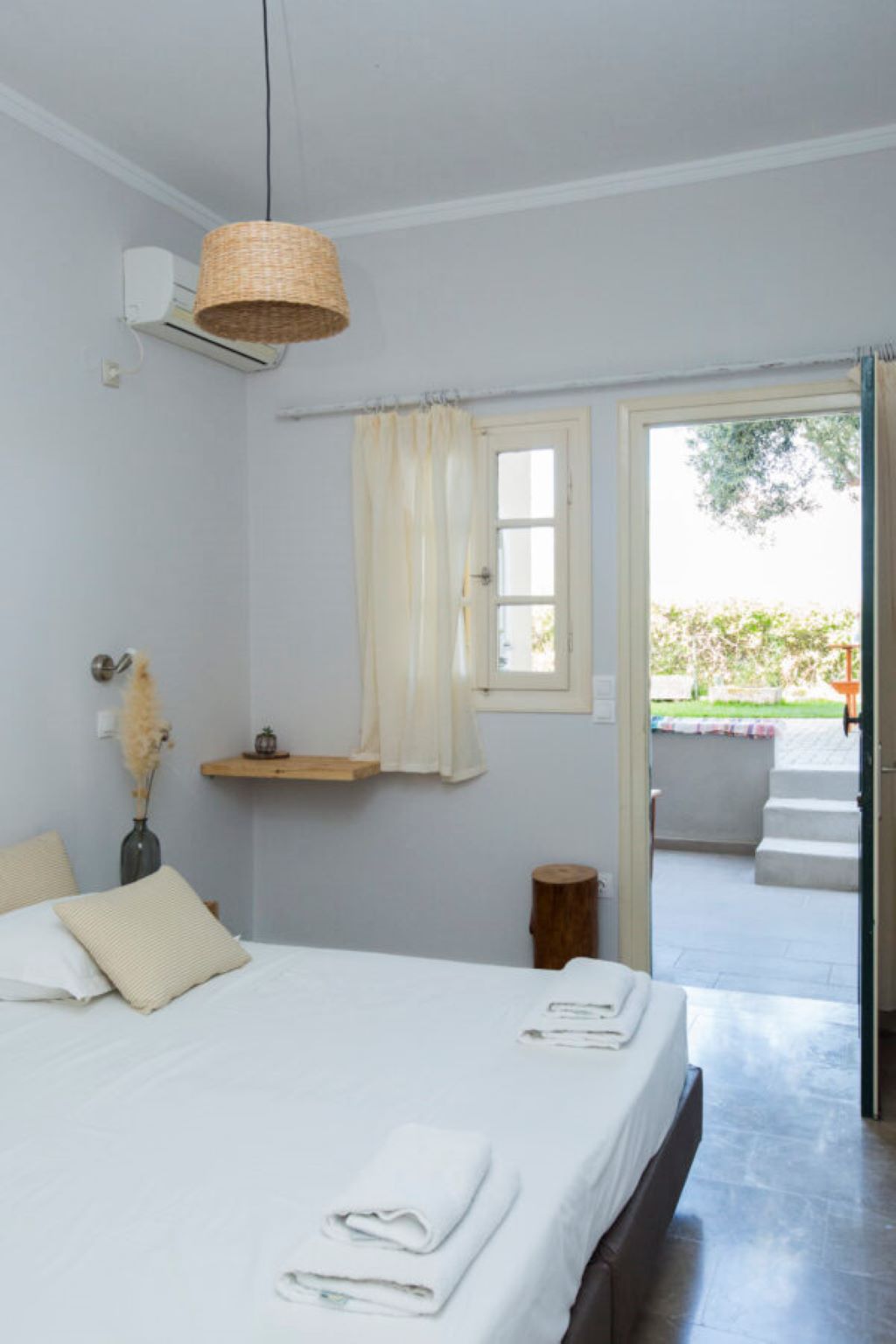 Liostasi Retreat-soba sa izlazom u baštu-.jpg