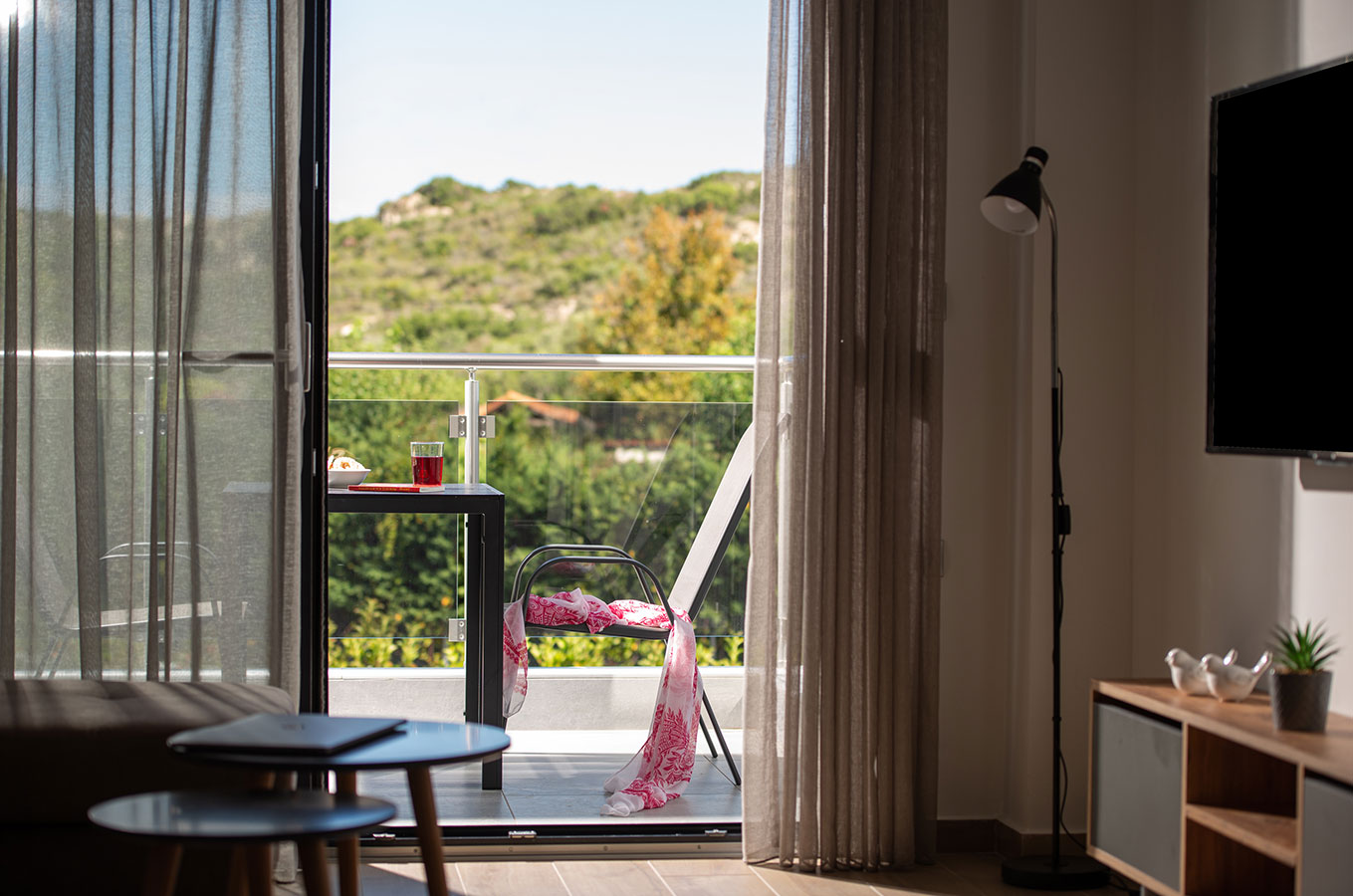 The Black Pearl Villas Halkidiki-Deluxe vila dnevna soba.jpg