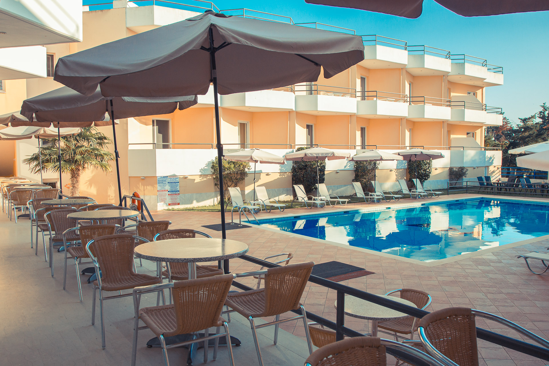 Adonis Hotel & Apartments Preveza-Oblast oko bazena.jpg