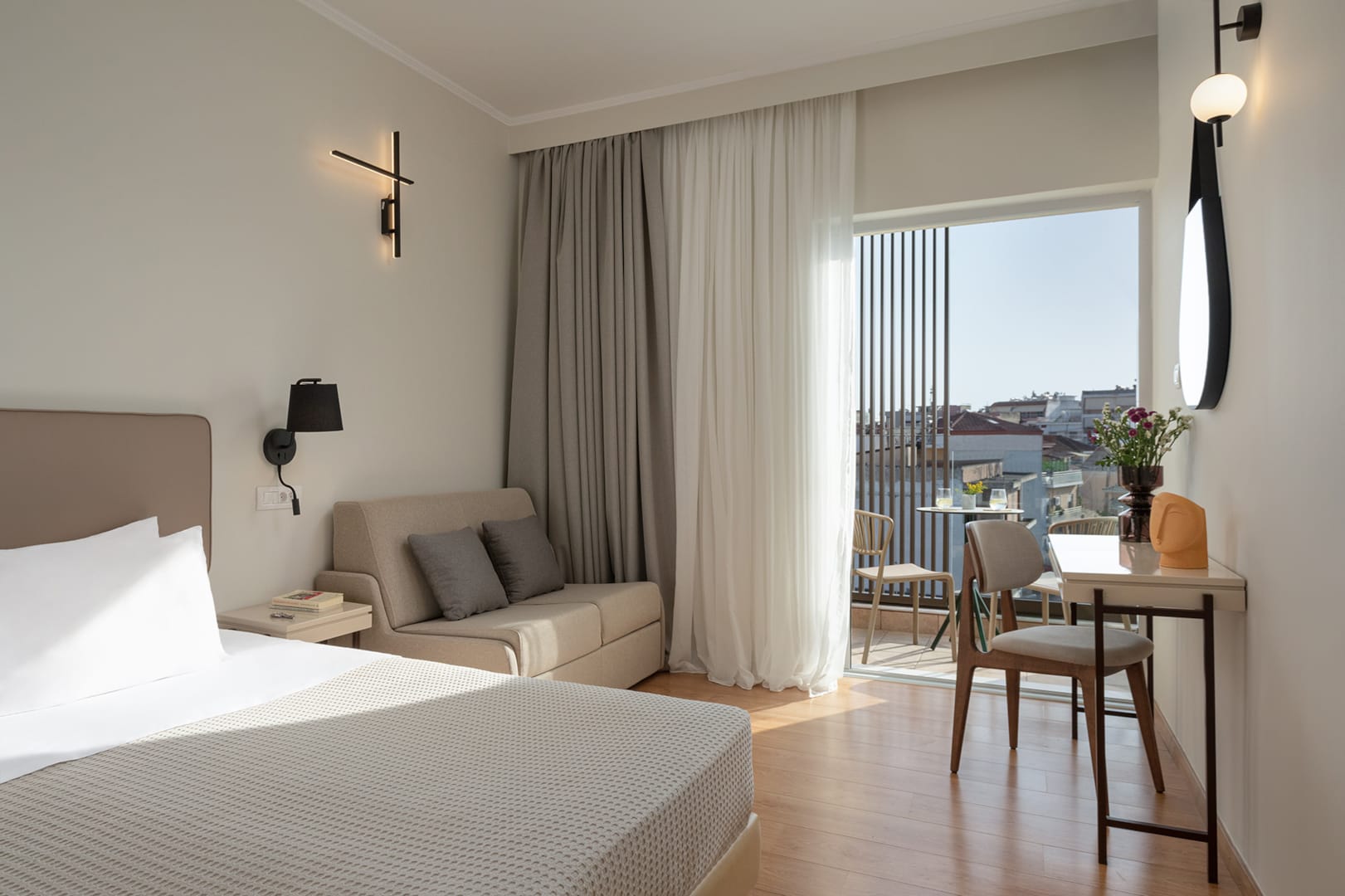 Preveza City Comfort Hotel-Comfort soba sa sofom.jpg