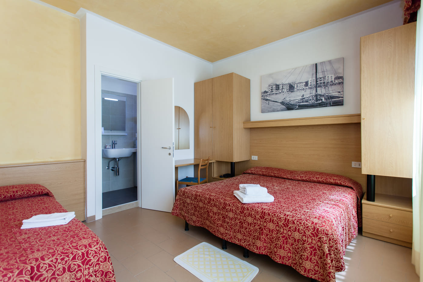 Hotel Al Mare-Trokrevetna soba.jpg